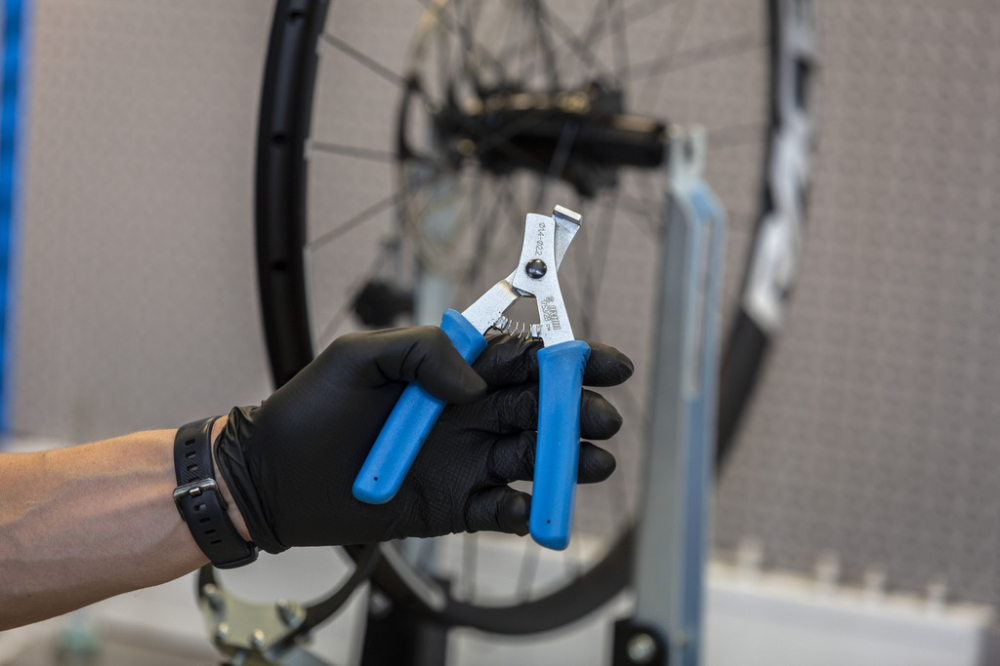 A) Speichenhalter / Zange für gerade Speichen